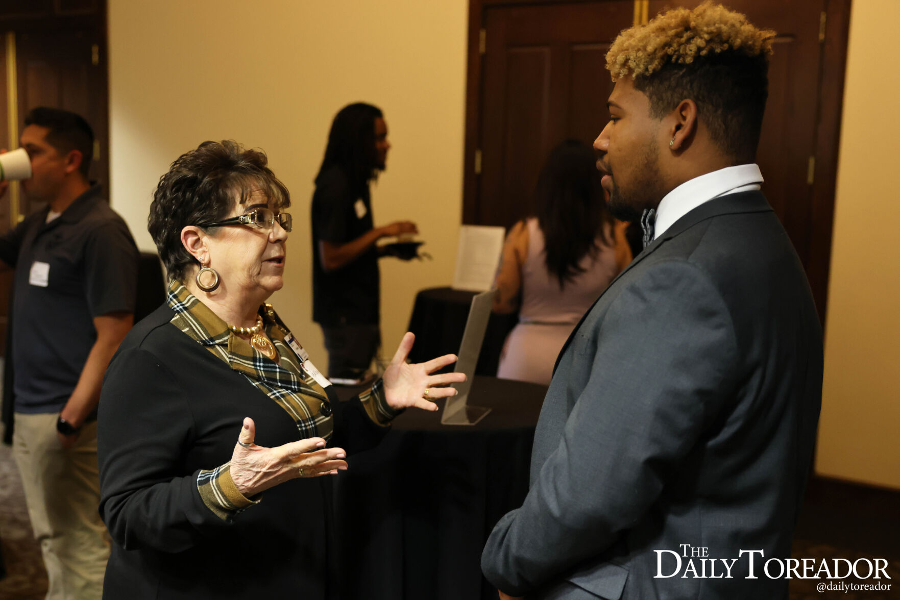 Knott speaks to students